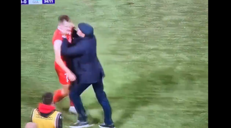 (VIDEO) La violenta reacción de un DT con su propio jugador tras ser expulsado