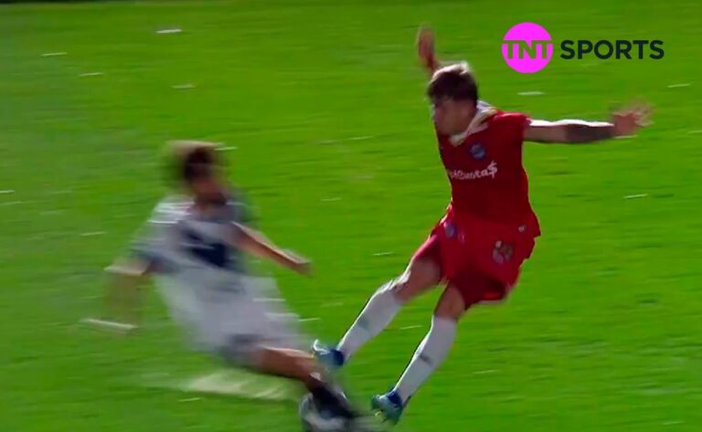 (VIDEO) ROJA Y CÁRCEL: La brutal patada de Kevin Coronel en el Argentinos y Vélez