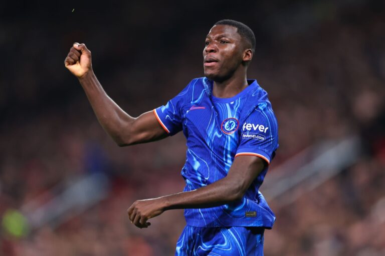 (VIDEO) VOLEA Y ADENTRO: GOLAZO de Moisés Caicedo al Manchester United