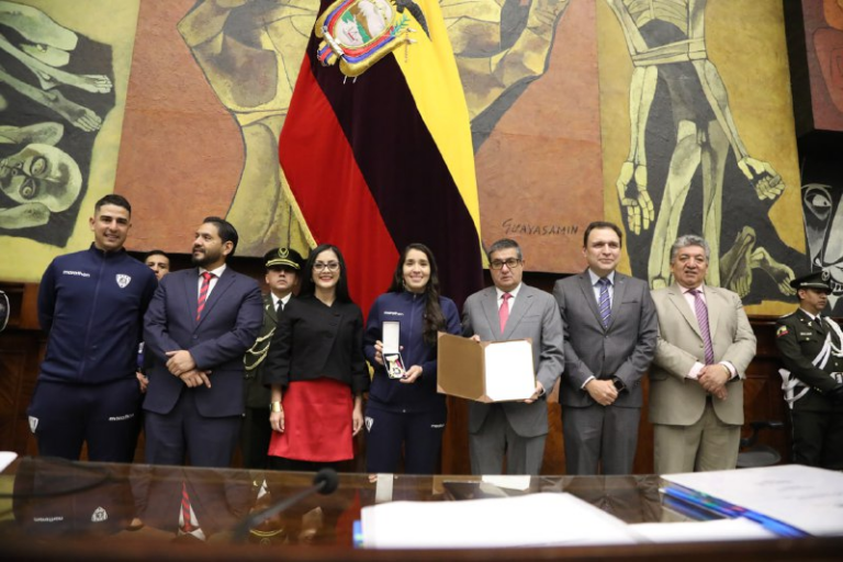Al mérito deportivo y social: Dragonas IDV fue condecorado en la Asamblea Nacional // Presentado por Chubb