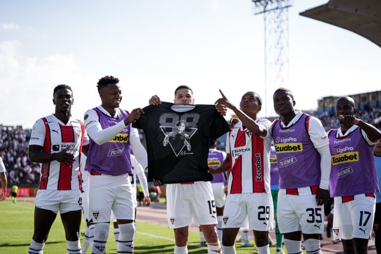 Jugadores de LDU y su homenaje para Marco Angulo