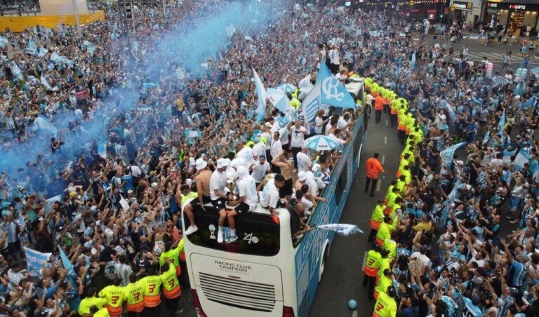 (VIDEO) Increíble recibimiento de los hinchas de Racing en el Obelisco