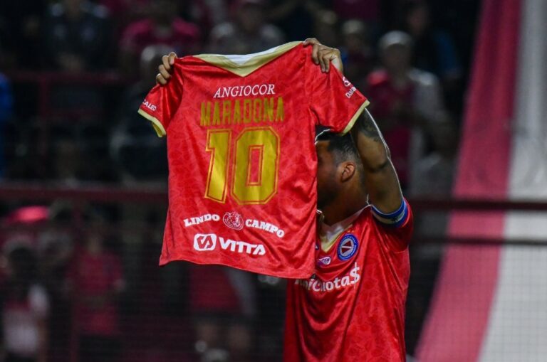 (VIDEO) El emotivo homenaje a Diego Maradona en la cancha de Argentinos Juniors