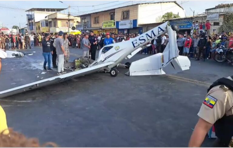 (VIDEO) Una avioneta de la FAE se estrelló en la vía principal de La Libertad