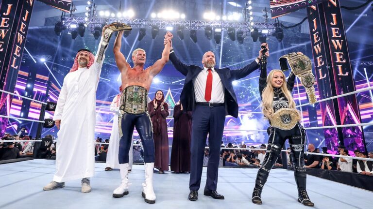 (VIDEO) Cody Rhodes y Liv Morgan se coronan en Arabia Saudita