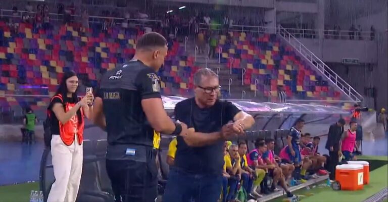 (VIDEO)  Ariel Holan ABRAZÓ al cuarto árbitro tras su primer triunfo con Rosario Central