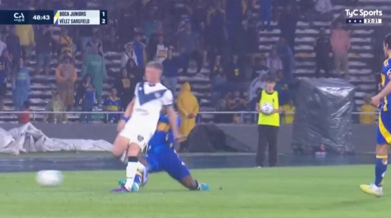 (VIDEO) La BRUTAL patada de Luis Advíncula en la Copa Argentina