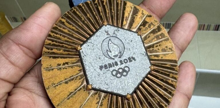 Deportistas reportan el lamentable estado de las medallas de París 2024