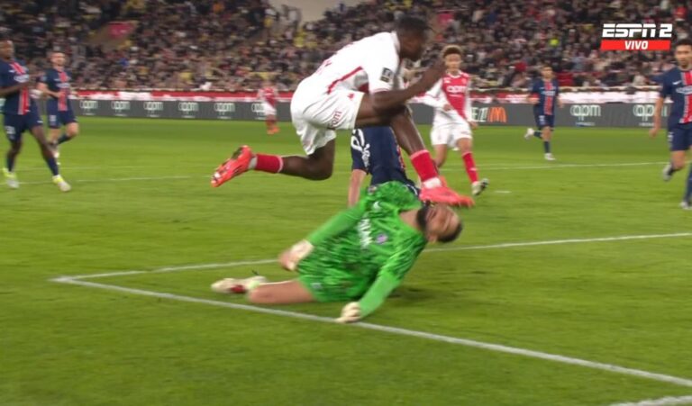 (VIDEO) NO SIGUIÓ EN EL PARTIDO: El durísimo golpe que recibió Donnarumma en la cara