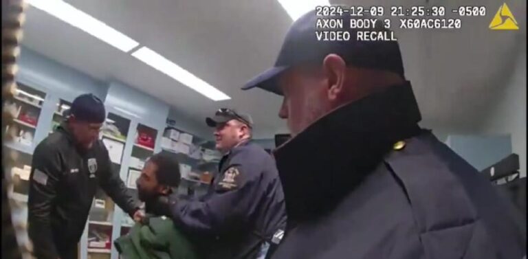 (VIDEO) Unos policías de Nueva York matan a golpes a un preso entre risas