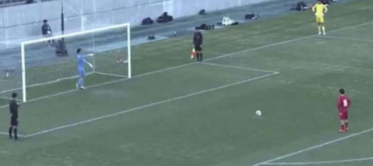 (VIDEO) Un arquero bailó para distraer al rival y ¡NO LE SIRVIÓ DE NADA!