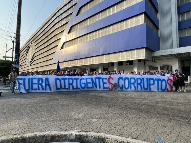 (VIDEO) Socios de Emelec se manifestaron en los exteriores del Estadio Capwell