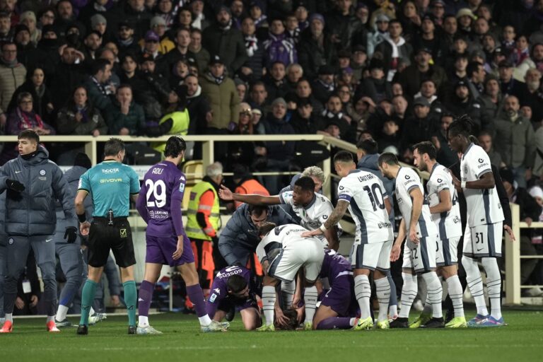 (VIDEO) TERRIBLE MOMENTO: Jugador de la Fiorentina se desvaneció en pleno partido