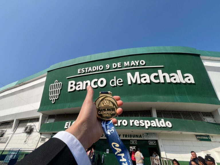 (FOTO) Trofeo y medallas de LigaPro estuvieron presentes en el Orense Vs. IDV