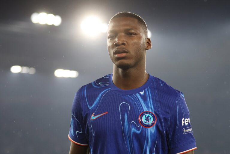“Moisés Caicedo puede sentarse en la mesa con Rodri y Declan Rice”
