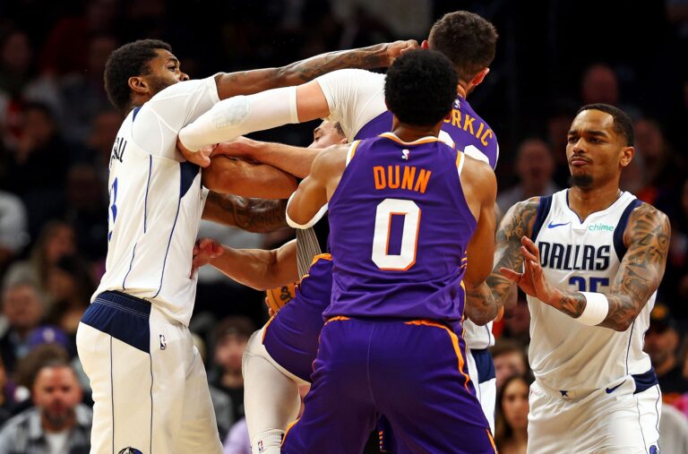 (VIDEO) ¿NBA O BOXEO? Tres jugadores terminaron expulsados por una trifulca
