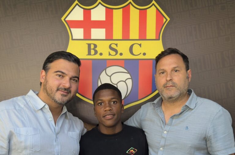 Santiago Montaño firmó su primer contrato profesional con BSC