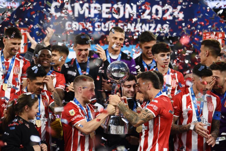 (VIDEO) Estudiantes goleó a Vélez y se quedó con el Trofeo de Campeones