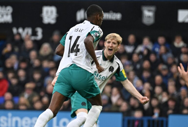 (VIDEO) Newcastle goleó a Ipswich y se mete a la pelea en la Premier League