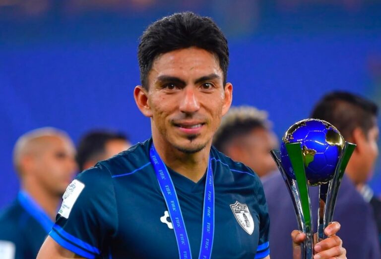 Angel Mena presume su trofeo de campeón del Clásico de las Américas
