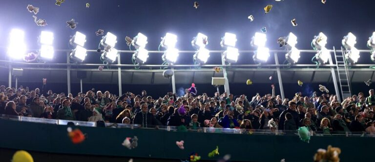 (VIDEO) Emotiva lluvia de peluches en el Benito Villamarín: tradición Navideña de Betis