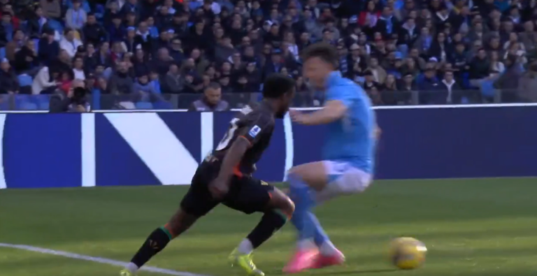 (VIDEO) Yeboah le hizo un túnel a un jugador del Napoli
