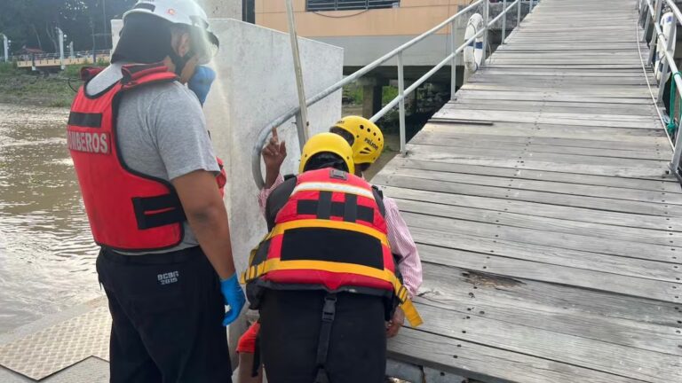 Bomberos rescataron a hombre que se estaba hundiendo con su canoa en el río Guayas