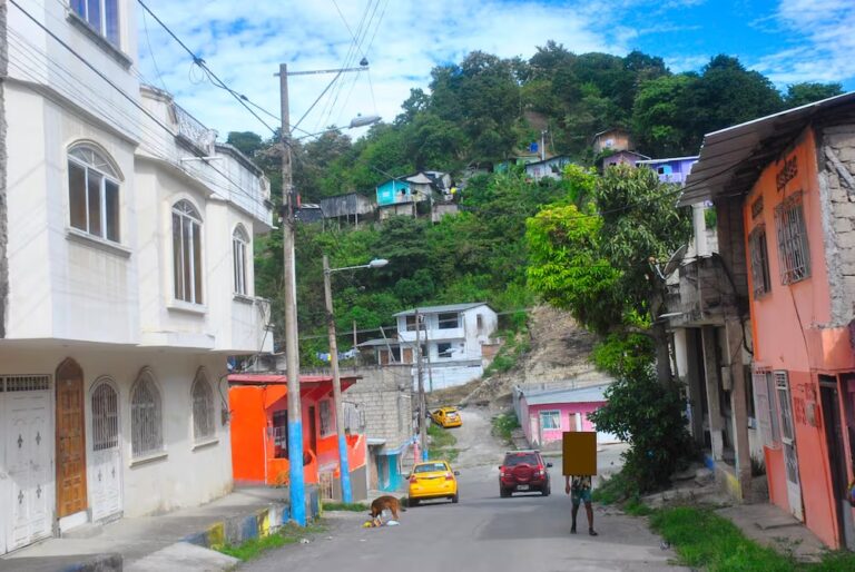 EN EL NORTE DE ESMERALDAS: Hallan cuerpo de mujer enterrada cerca de su vivienda