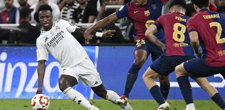 Tenía amarilla y Vinicius le hace esto a Koundé: ¿era expulsión?