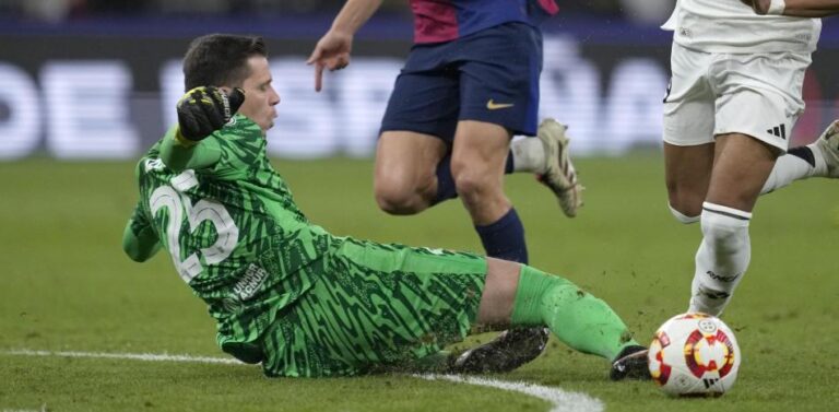 (VIDEO) Expulsión de Szczesny, que dejó al Barça con diez más de media hora