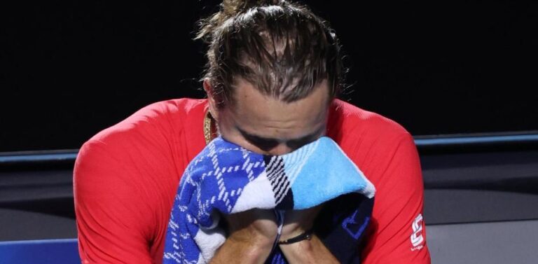 (VIDEO) Desgarrador momento con Zverev llorando tras perder la final; y Sinner, al rescate