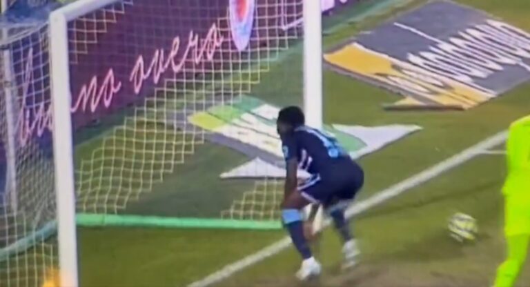 (VIDEO) Lo celebró como un primate y fue sustituido: Escándalo de racismo en la Serie B de Italia