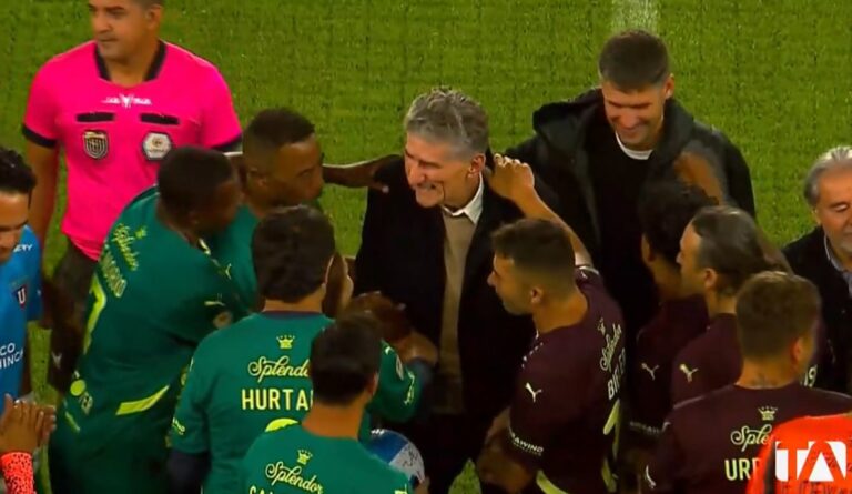 (VIDEO) ¡GRAN HOMENAJE! Edgardo Bauza volvió al Estadio Rodrigo Paz