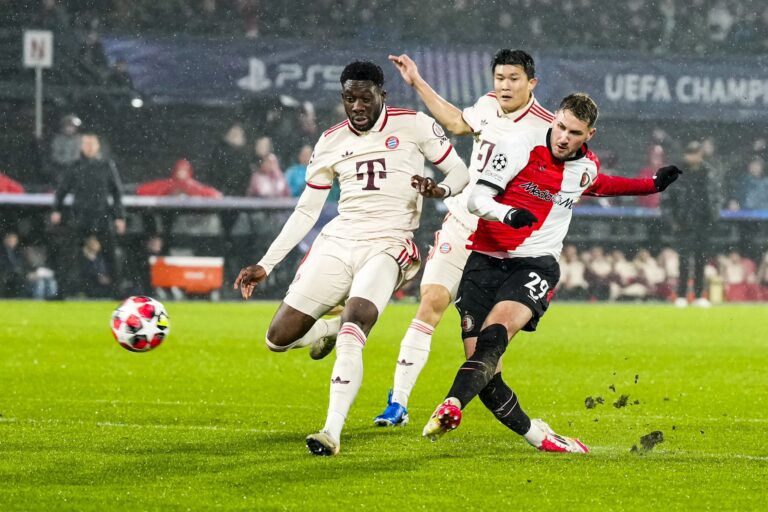 (VIDEO) Feyenoord aplasta al Bayern, asegura playoffs y complica a los bávaros en la Champions