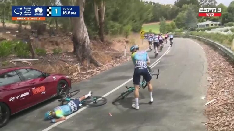 (VIDEO) Dura caída de un ciclista ecuatoriano en Australia: Fue llevado al hospital