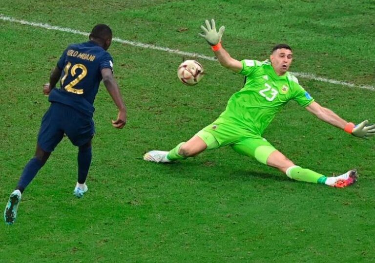 Dibu Martínez y Kolo Muani podrían reencontrarse en Aston Villa