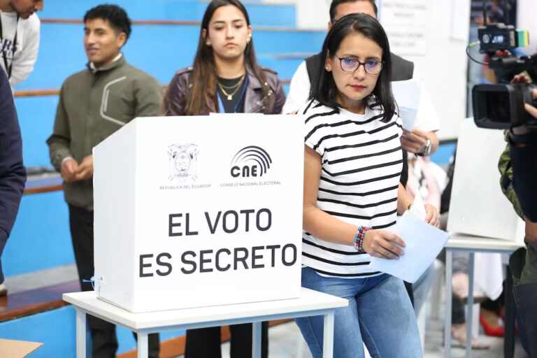 ¿Cuánto es la multa por no votar en las elecciones de Ecuador del 2025?