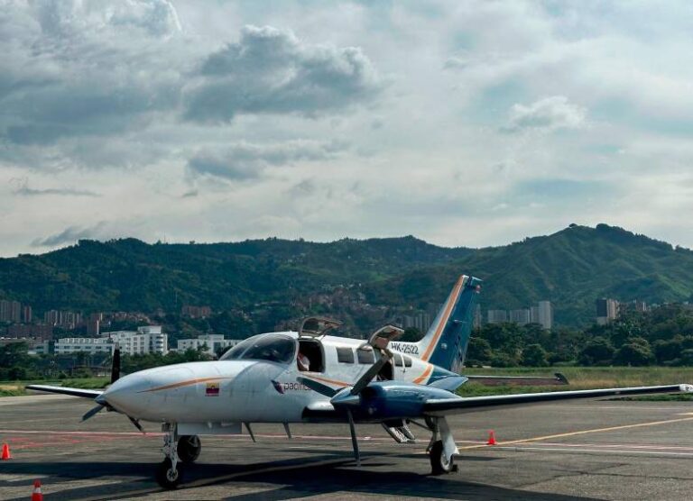 Desaparece un avión en Colombia con 10 personas a bordo