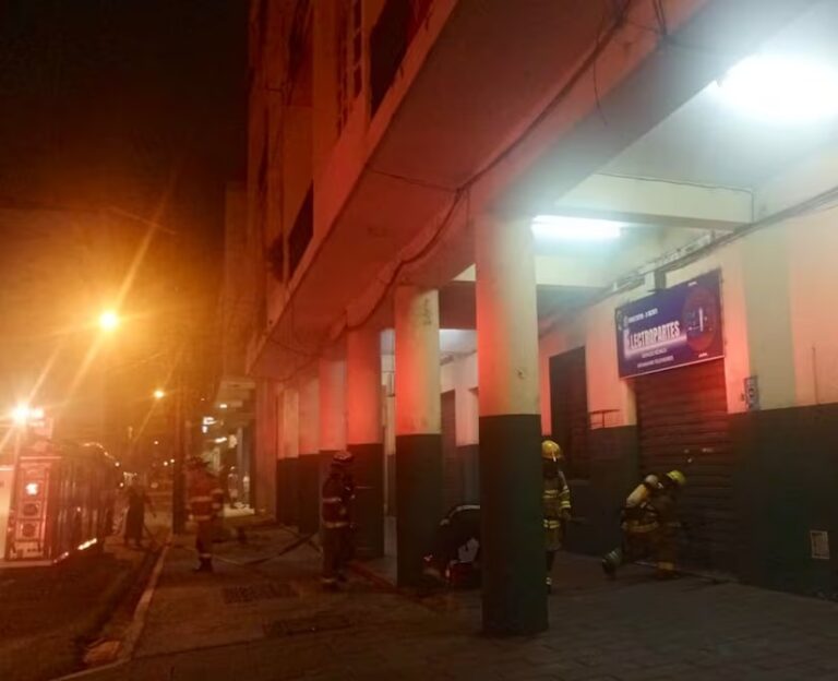 Tres incendios en una noche alarmaron a Guayaquil