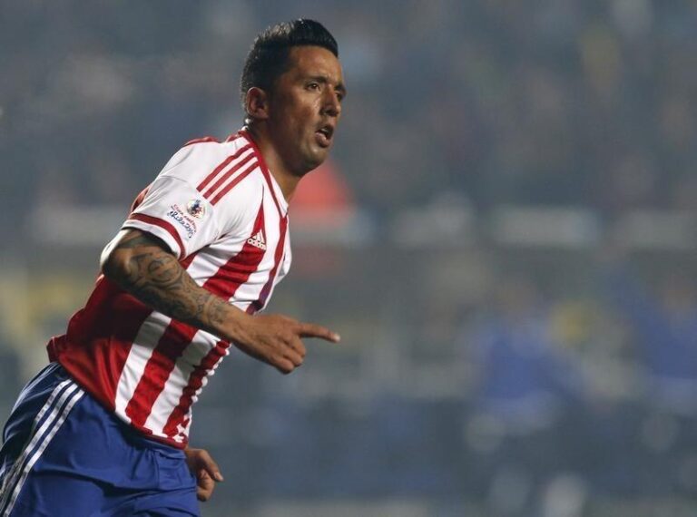 Lucas Barrios anunció su retiro del fútbol