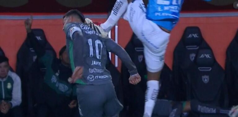 (VIDEO) Criminal patada en la espalda a James Rodríguez en la Liga MX