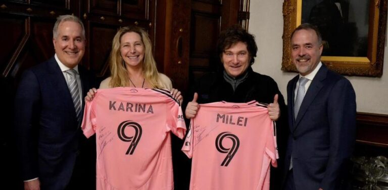 El Inter Miami regala a Milei una camiseta firmada por Messi