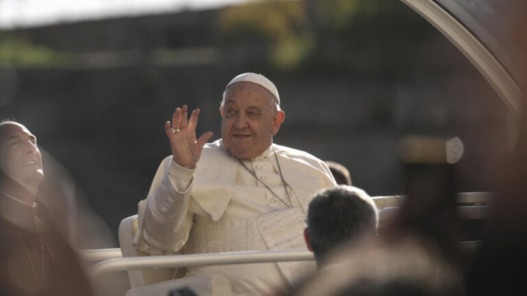El papa Francisco presenta un “cuadro clínico complejo” y seguirá hospitalizado