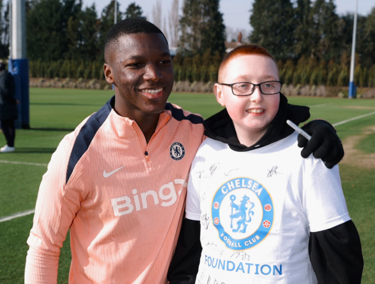 Moisés Caicedo y el Chelsea comparten un momento especial con jóvenes aficionados