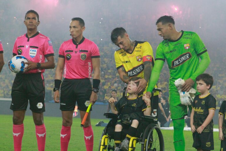 (FOTO) Hermoso gesto de Trindade con un niño con discapacidad