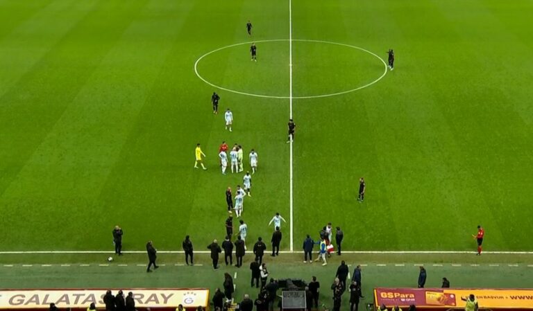 (VIDEO) ¡INSÓLITO! Adana Demirspor se retiró del partido contra Galatasaray