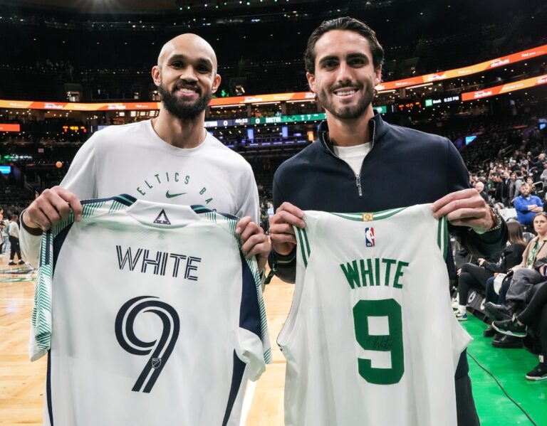 Leo Campana junto a Derrick White en un partido de los Celtics