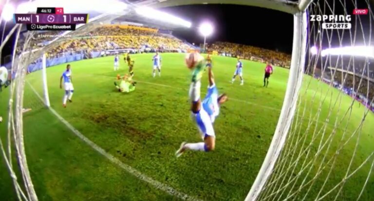 (VIDEO) La espectacular salvada de Justin Peñarrieta en el Manta Vs. BSC
