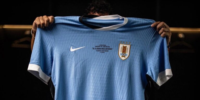 La camiseta especial que presentó la Selección Uruguaya para el partido ante Argentina
