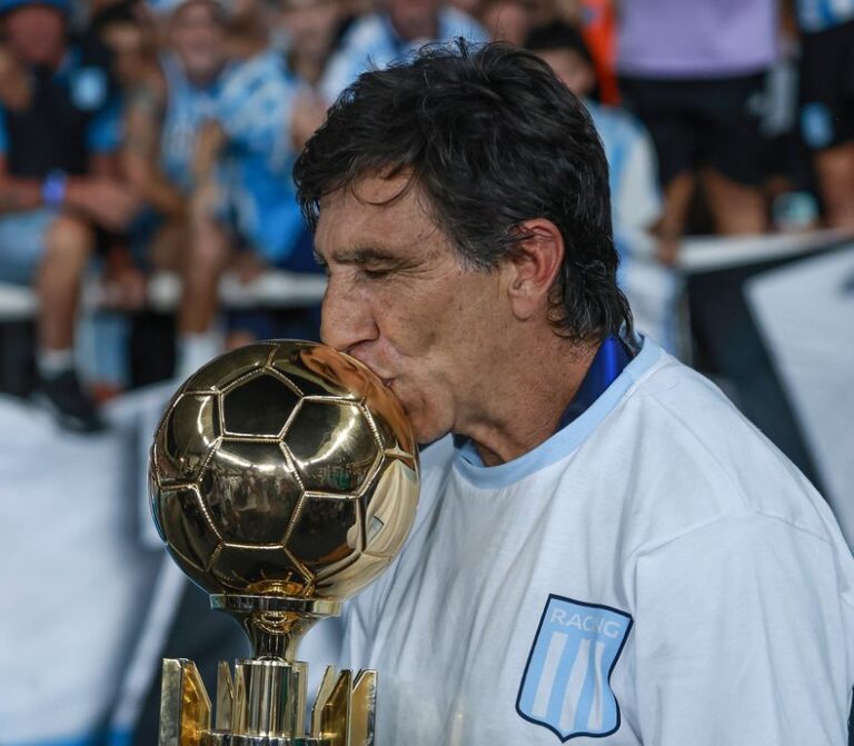“Me chupa un huevo todo”: Gustavo Costas, sin filtros tras ganar la Recopa